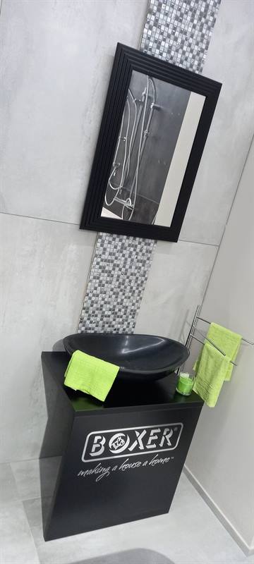 specchiera nera con lavabo in marmo nero